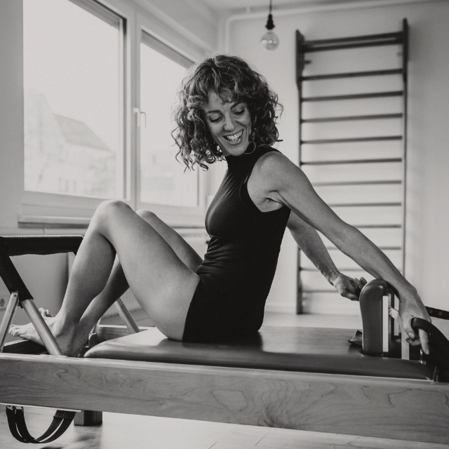 Dehnübung am Pilates Gerät